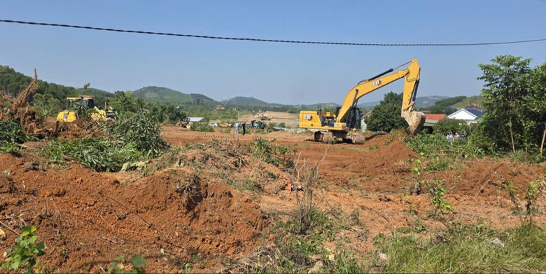 Mở đợt cưỡng chế đầu tiên để bàn giao mặt bằng thi công cao tốc Vinh - Thanh Thuỷ- Ảnh 3.