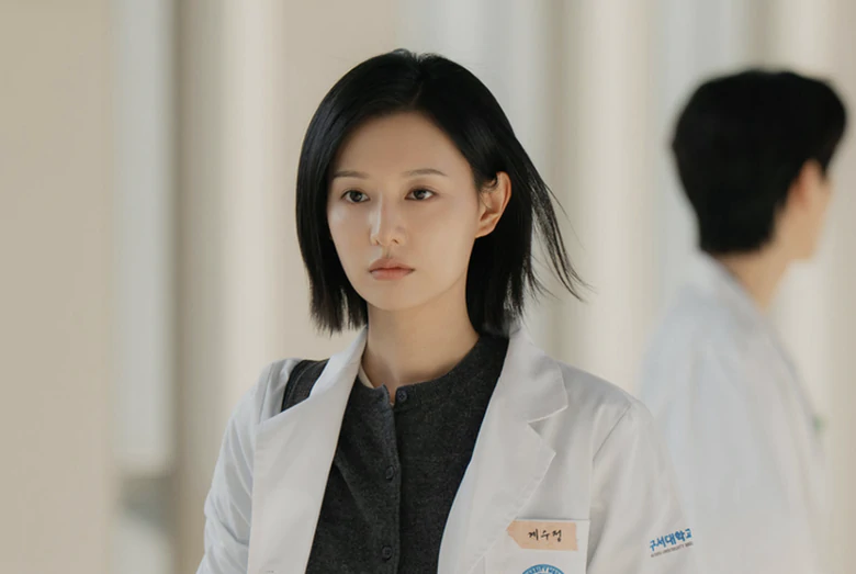 Phim "Doctor X" của Kim Ji Won vấp tranh cãi vẫn gây sốt toàn cầu- Ảnh 2.