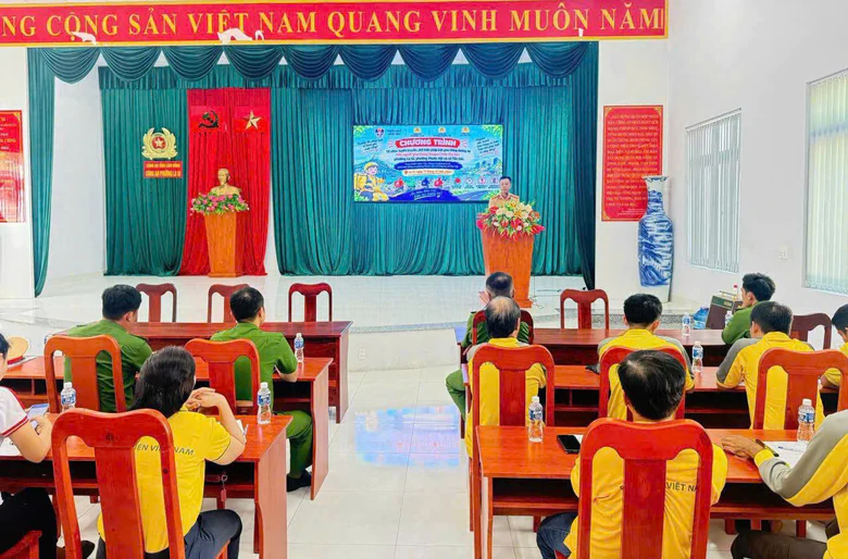 Hơn 100 shipper tại Lâm Đồng được tuyên truyền kiến thức pháp luật giao thông- Ảnh 1.
