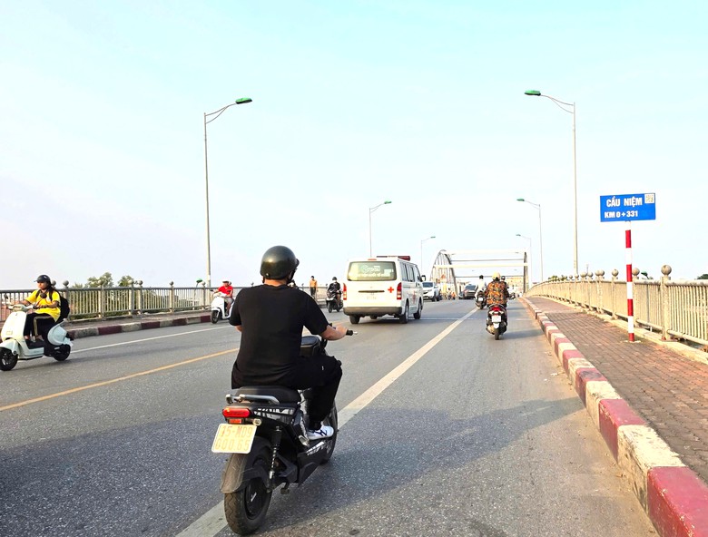 Hải Phòng: Xe chuyên dụng lật nghiêng khi kiểm tra cầu Niệm, nhiều hạng mục bị hư hỏng- Ảnh 2.