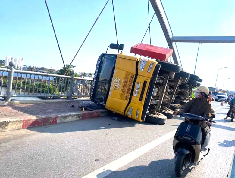 Hải Phòng: Xe chuyên dụng lật nghiêng khi kiểm tra cầu Niệm, nhiều hạng mục bị hư hỏng- Ảnh 1.