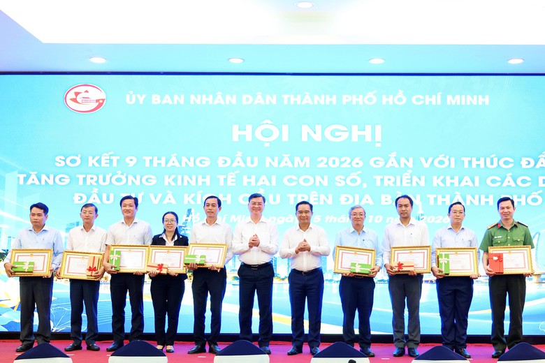 Giải ngân tốt, nhiều phường ở TP.HCM được thưởng công trình trăm tỷ- Ảnh 1.