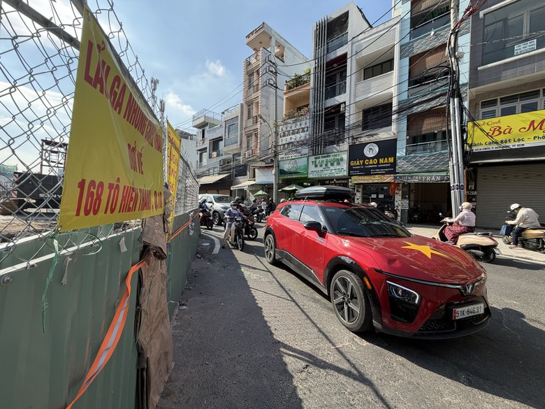 TP.HCM điều chỉnh làn đường theo giờ, giảm ùn tắc khi thi công metro số 2 - Ảnh 1.