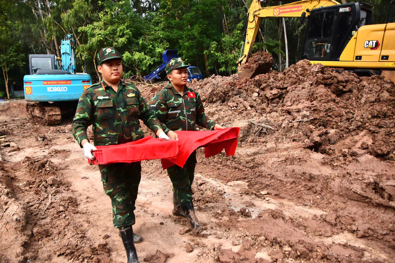 Sau lễ an táng 731 liệt sĩ, tìm thấy thêm 8 hài cốt tại Công viên Lê Thị Riêng- Ảnh 2.