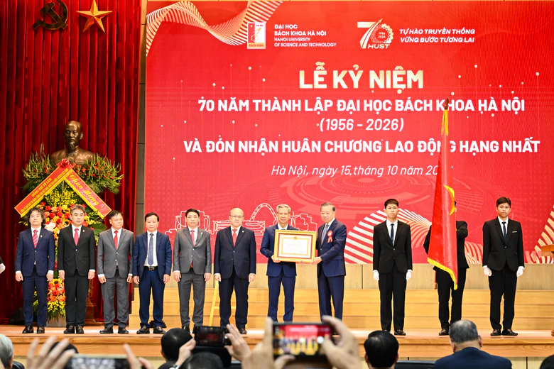 Đại học Bách khoa Hà Nội nhận Huân chương Lao động hạng Nhất - Ảnh 1.