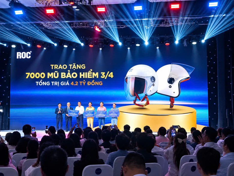 Á Châu Group ra mắt ROC Helmet, trao tặng 7.000 mũ bảo hiểm- Ảnh 3.