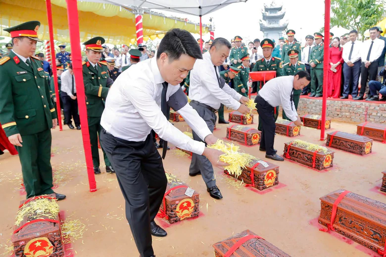 Hải Phòng truy điệu, an táng 56 hài cốt liệt sĩ và đồng bào tử nạn tại khu vực Mả Chìa - Ảnh 5.