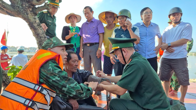 Mất tích khi câu mực, ngư dân được cứu sống sau gần 2 ngày trôi dạt trên biển ở Quảng Trị- Ảnh 1.
