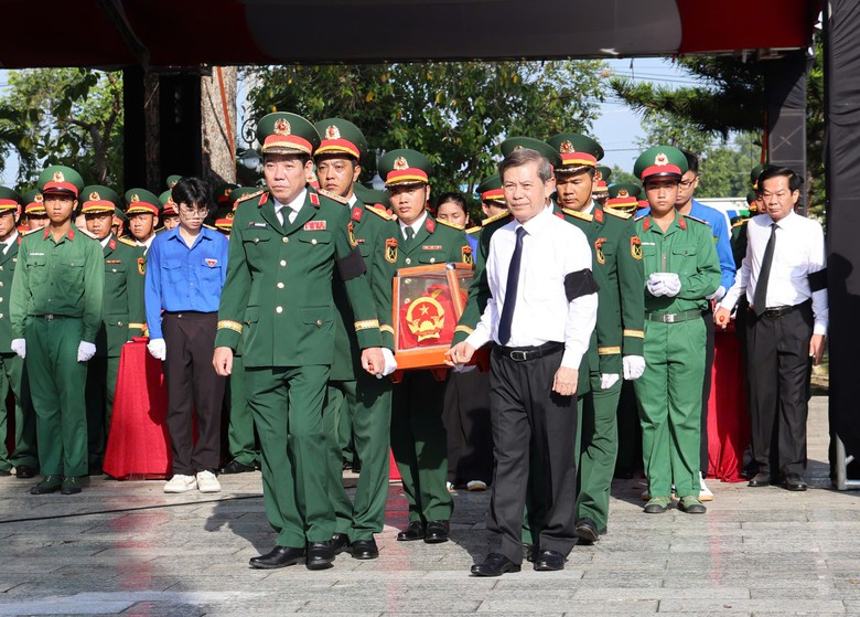 Cần Thơ an táng 120 hài cốt liệt sĩ tìm kiếm tại địa bàn thành phố- Ảnh 1.