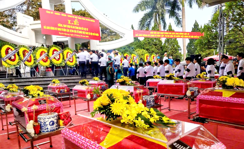 Tuyên Quang tổ chức Lễ viếng, truy điệu và an táng 93 hài cốt liệt sĩ - Ảnh 3.