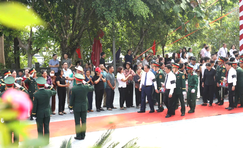Tuyên Quang tổ chức Lễ viếng, truy điệu và an táng 93 hài cốt liệt sĩ - Ảnh 5.