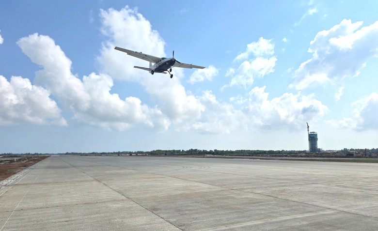 Thực hiện thành công bay kiểm tra chướng ngại vật đường cất hạ cánh sân bay Quảng Trị- Ảnh 1.