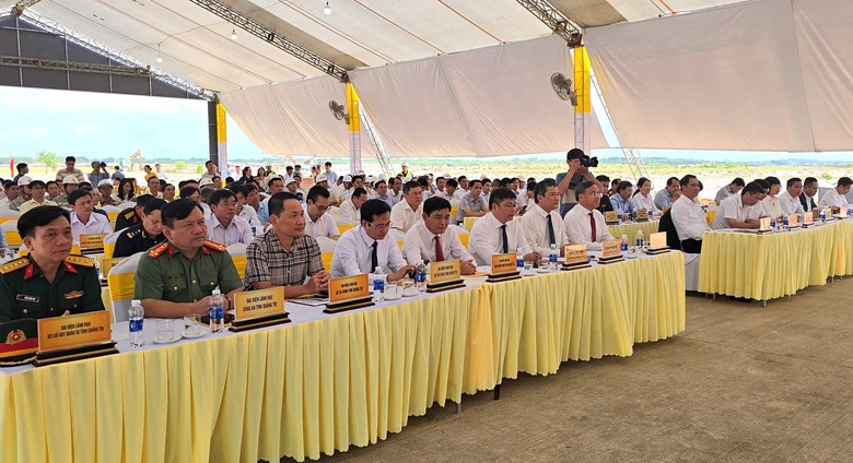 Thực hiện thành công bay kiểm tra chướng ngại vật đường cất hạ cánh sân bay Quảng Trị- Ảnh 2.