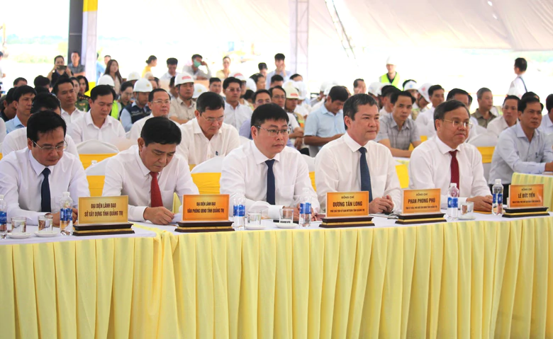 Thực hiện thành công bay kiểm tra chướng ngại vật đường cất hạ cánh sân bay Quảng Trị- Ảnh 3.