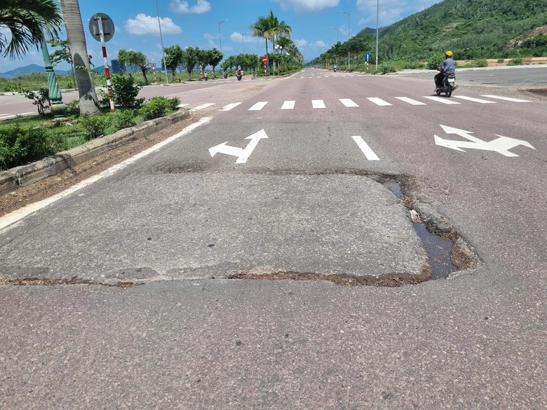 Tuyến đường nghìn tỷ dẫn về trung tâm Quy Nhơn hư hỏng, mất ATGT sau mưa lớn- Ảnh 6.