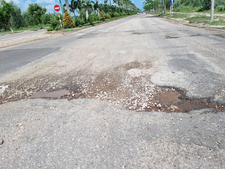 Tuyến đường nghìn tỷ dẫn về trung tâm Quy Nhơn hư hỏng, mất ATGT sau mưa lớn- Ảnh 1.