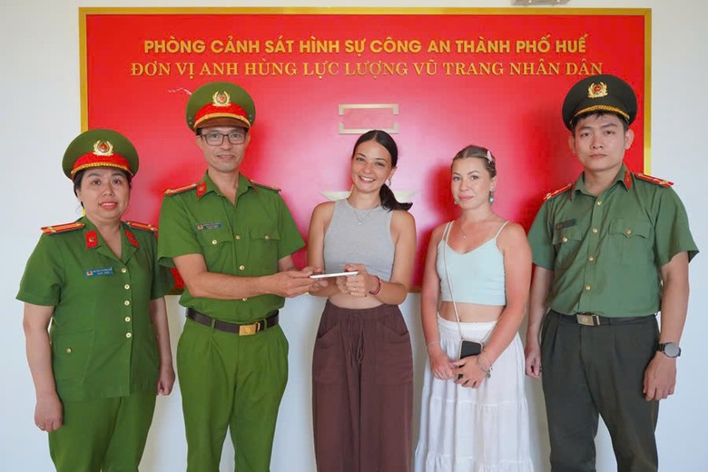 Huế: Bắt 2 tên cướp giật điện thoại iPhone của du khách nước ngoài- Ảnh 2.