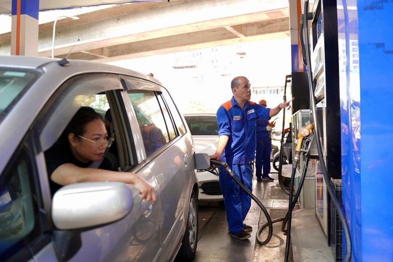 VCCI đề nghị làm rõ quyền tự quyết giá xăng dầu, gỡ rào cản phân phối - Ảnh 1.