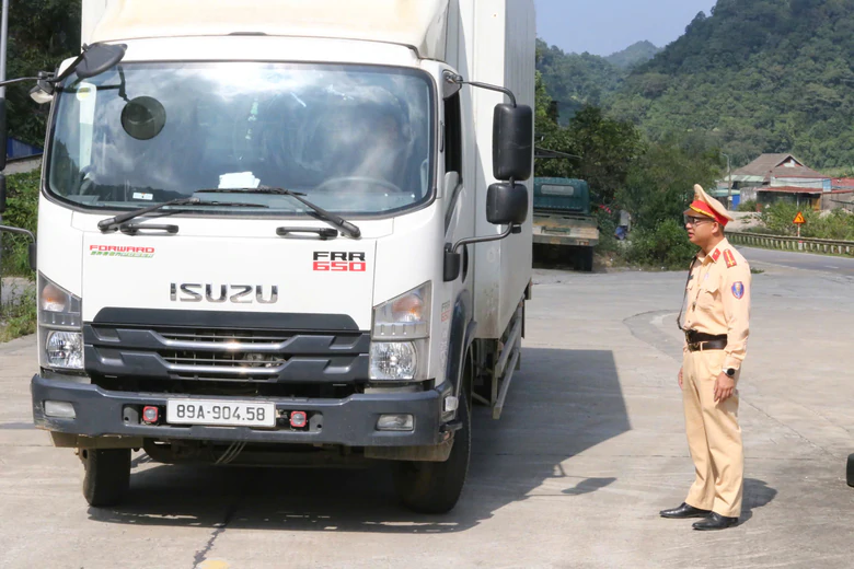 CSGT Sơn La tăng cường kiểm tra xe kinh doanh vận tải, xử lý vi phạm- Ảnh 3.