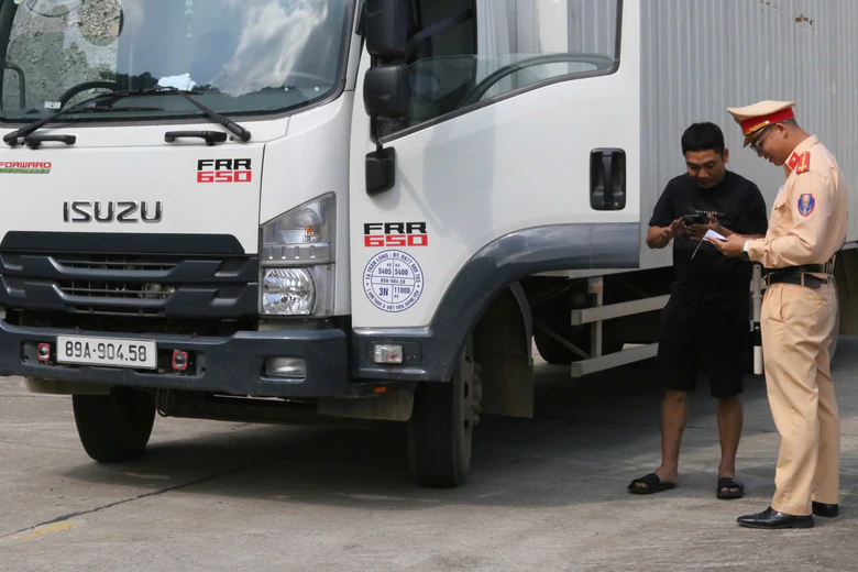 CSGT Sơn La tăng cường kiểm tra xe kinh doanh vận tải, xử lý vi phạm- Ảnh 4.