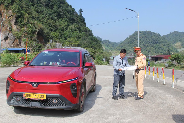 CSGT Sơn La tăng cường kiểm tra xe kinh doanh vận tải, xử lý vi phạm- Ảnh 9.