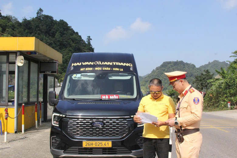 CSGT Sơn La tăng cường kiểm tra xe kinh doanh vận tải, xử lý vi phạm- Ảnh 7.