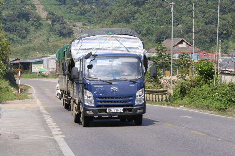 CSGT Sơn La tăng cường kiểm tra xe kinh doanh vận tải, xử lý vi phạm- Ảnh 1.