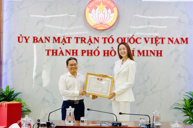 Hoa hậu Bảo Ngọc nhận bằng khen của Ủy ban Mặt trận Tổ quốc Việt Nam TP.HCM trao tặng - Ảnh 2.