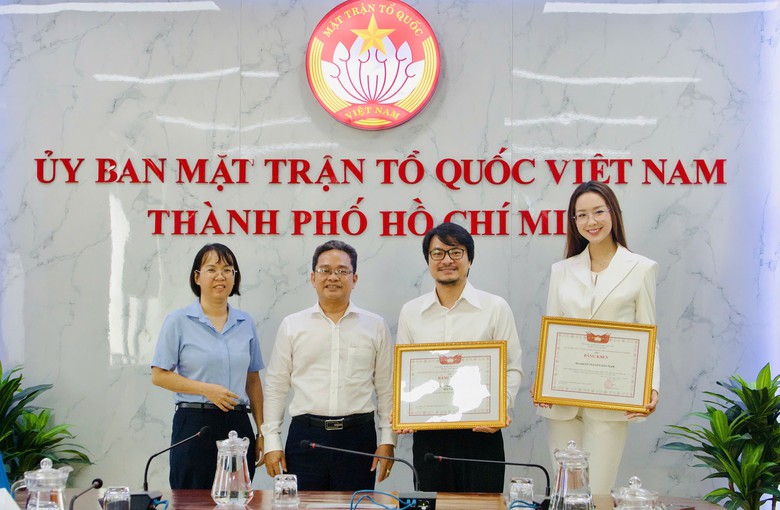 Hoa hậu Bảo Ngọc nhận bằng khen của Ủy ban Mặt trận Tổ quốc Việt Nam TP.HCM trao tặng - Ảnh 1.