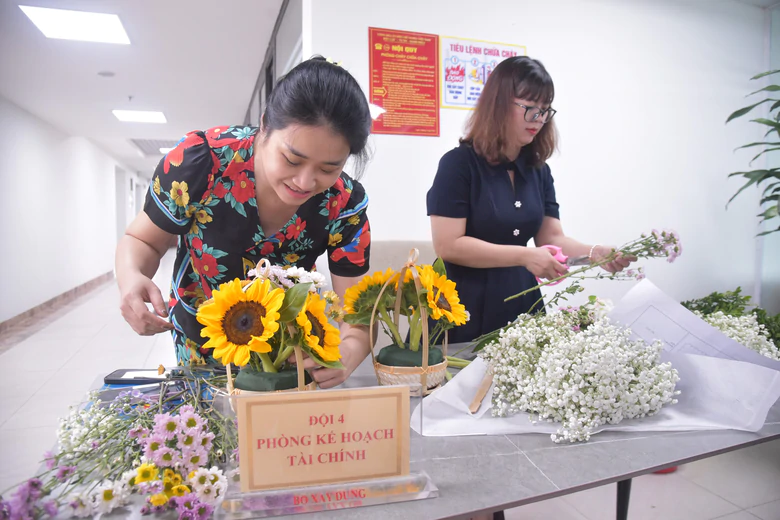 9 đội thi tranh tài hội thi cắm hoa nghệ thuật Văn phòng Bộ Xây dựng - Ảnh 3.