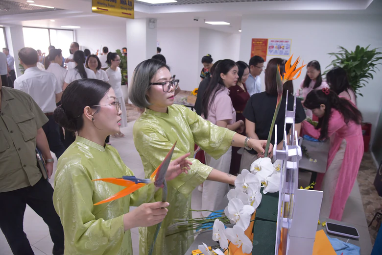 9 đội thi tranh tài hội thi cắm hoa nghệ thuật Văn phòng Bộ Xây dựng - Ảnh 4.