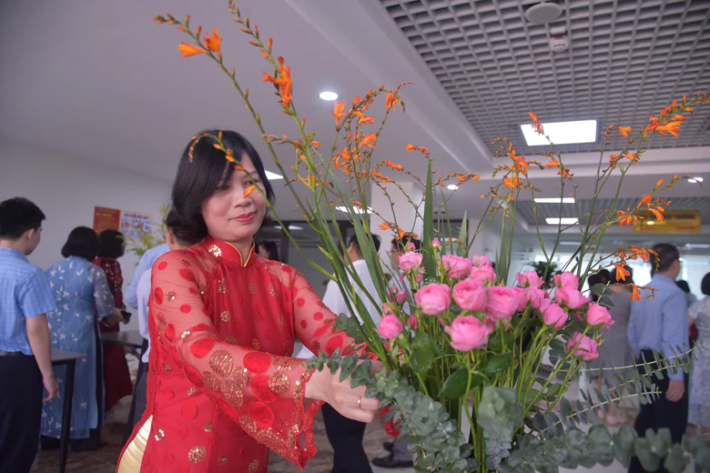 9 đội thi tranh tài hội thi cắm hoa nghệ thuật Văn phòng Bộ Xây dựng - Ảnh 6.