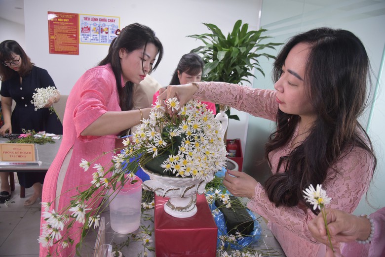 9 đội thi tranh tài hội thi cắm hoa nghệ thuật Văn phòng Bộ Xây dựng - Ảnh 8.