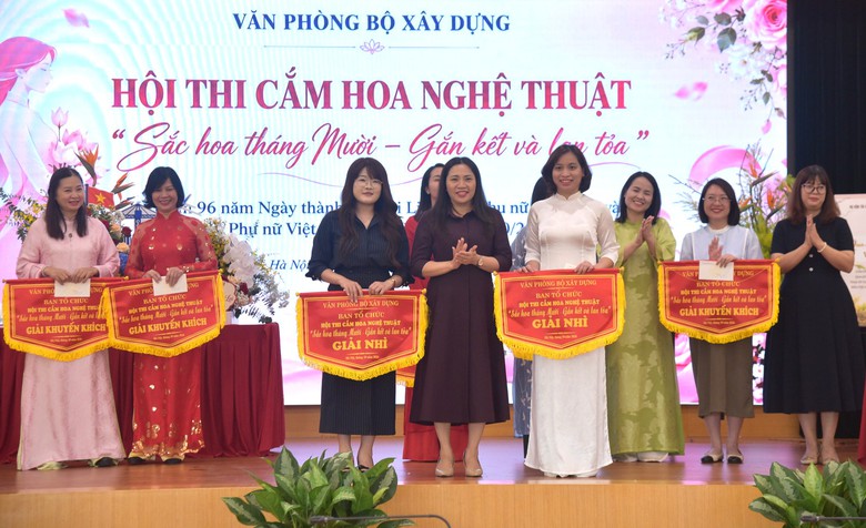 9 đội thi tranh tài hội thi cắm hoa nghệ thuật Văn phòng Bộ Xây dựng - Ảnh 23.