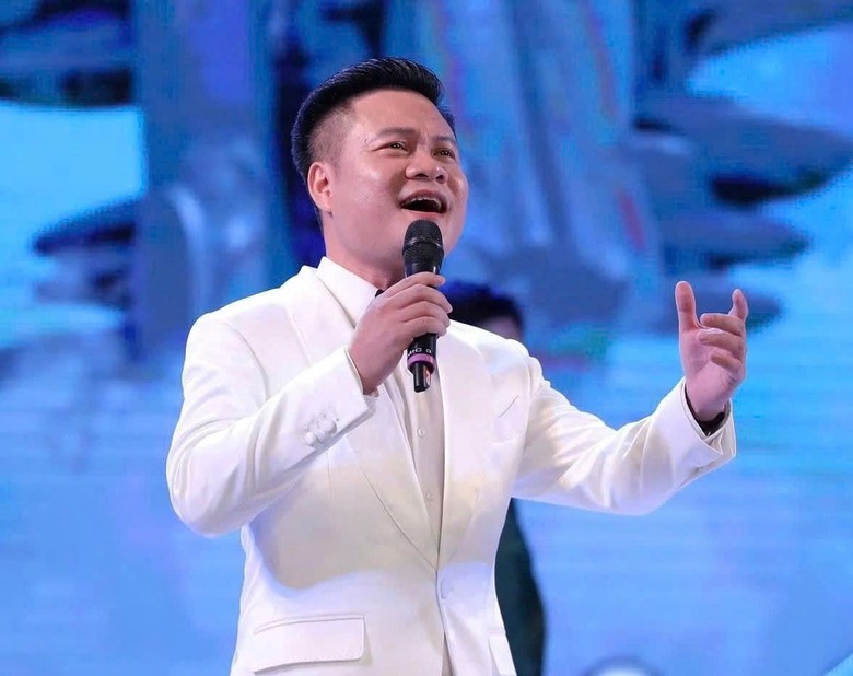 Từ tà áo dài đến bếp lửa quê nhà trong tiếng hát NSƯT Hoàng Tùng- Ảnh 2.