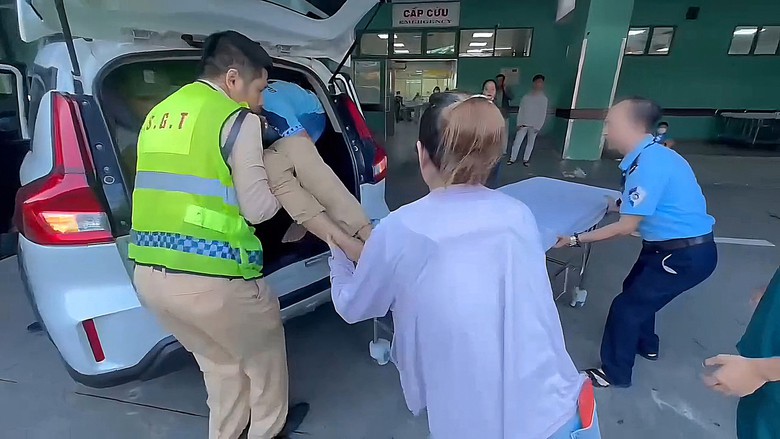 CSGT Đà Nẵng dùng xe đặc chủng dẫn đường đưa người dân bị đột quỵ đi cấp cứu- Ảnh 1.