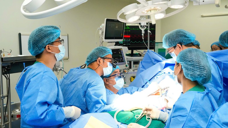 Chuyển giao kỹ thuật mổ tim bắc cầu cho Bệnh viện C Đà Nẵng- Ảnh 1.
