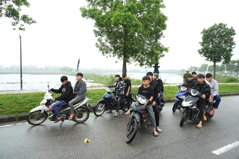 Xử lý nhóm thanh thiếu niên mang tuýp sắt, dao kiếm "đại náo" đường phố ở Huế- Ảnh 1.