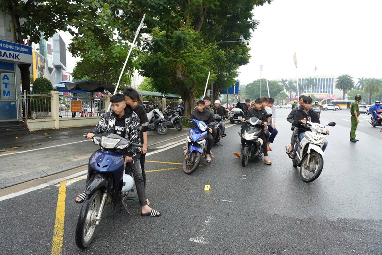 Xử lý nhóm thanh thiếu niên mang tuýp sắt, dao kiếm "đại náo" đường phố ở Huế- Ảnh 2.