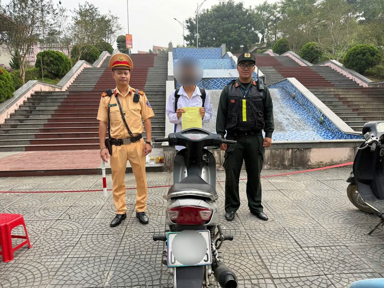 Chạy xe máy quá tốc độ 42 km/h, nam học sinh ở Lào Cai bỏ chạy khi gặp CSGT- Ảnh 2.