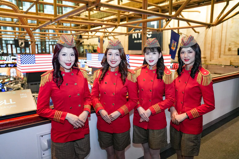 Tiếp viên hàng không Vietjet rạng rỡ mang sắc đỏ Việt Nam đến với New York- Ảnh 4.