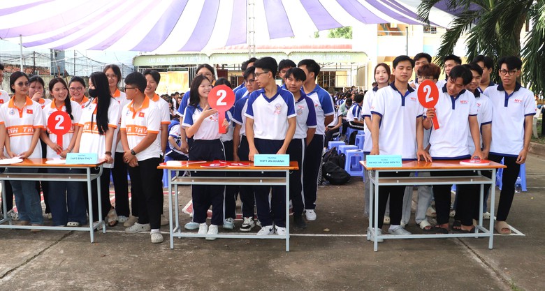 Hơn 400 học sinh, sinh viên tìm hiểu pháp luật an toàn giao thông - Ảnh 3.