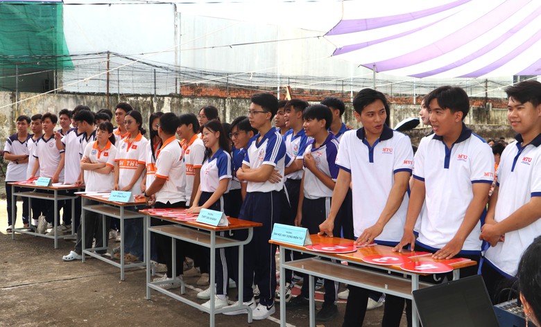 Hơn 400 học sinh, sinh viên tìm hiểu pháp luật an toàn giao thông - Ảnh 2.