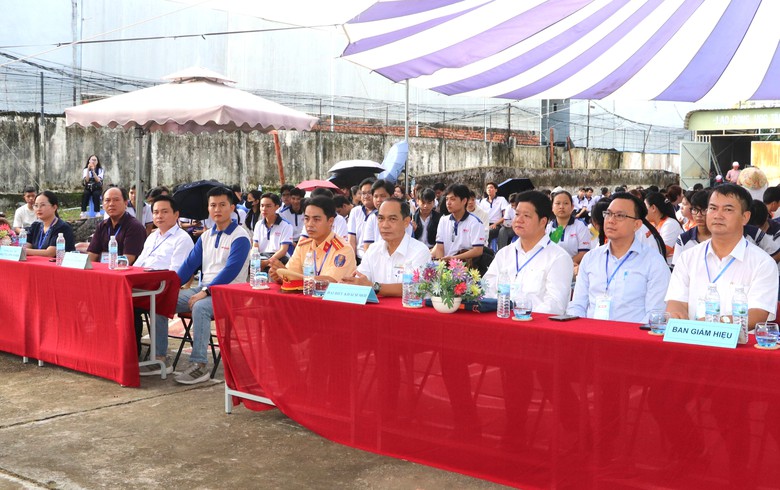 Hơn 400 học sinh, sinh viên tìm hiểu pháp luật an toàn giao thông - Ảnh 1.