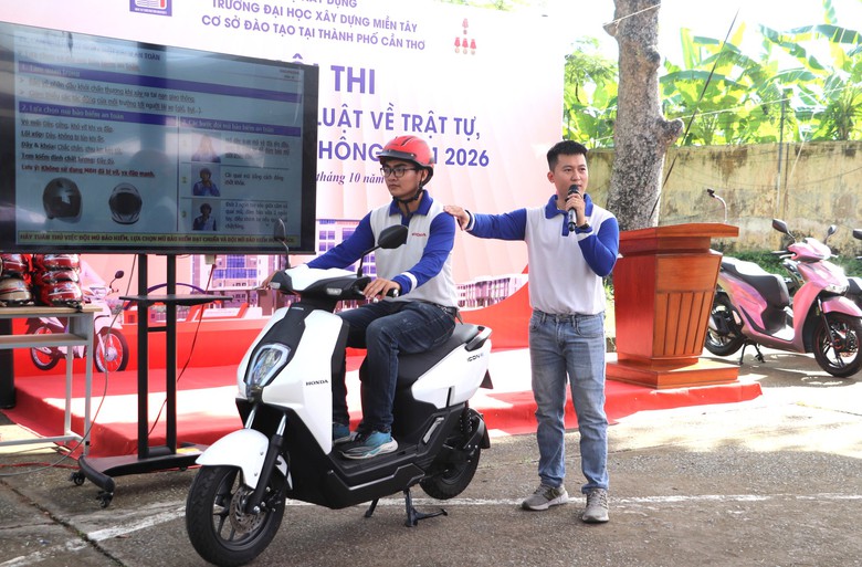 Hơn 400 học sinh, sinh viên tìm hiểu pháp luật an toàn giao thông - Ảnh 4.