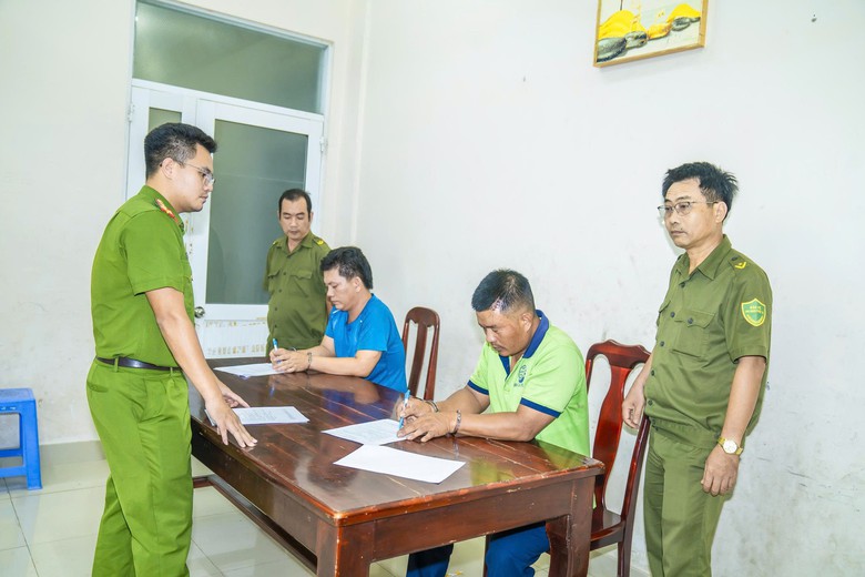Tạm giữ hai tài xế xe đầu kéo dùng ống tuýp, gạch đánh nhau gây ùn tắc trên QL51- Ảnh 2.