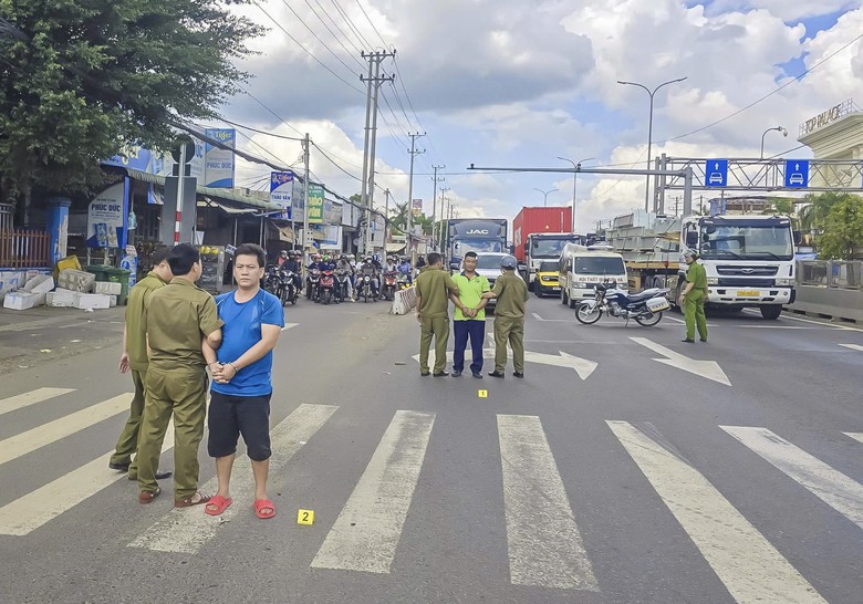 Tạm giữ hai tài xế xe đầu kéo dùng ống tuýp, gạch đánh nhau gây ùn tắc trên QL51- Ảnh 1.