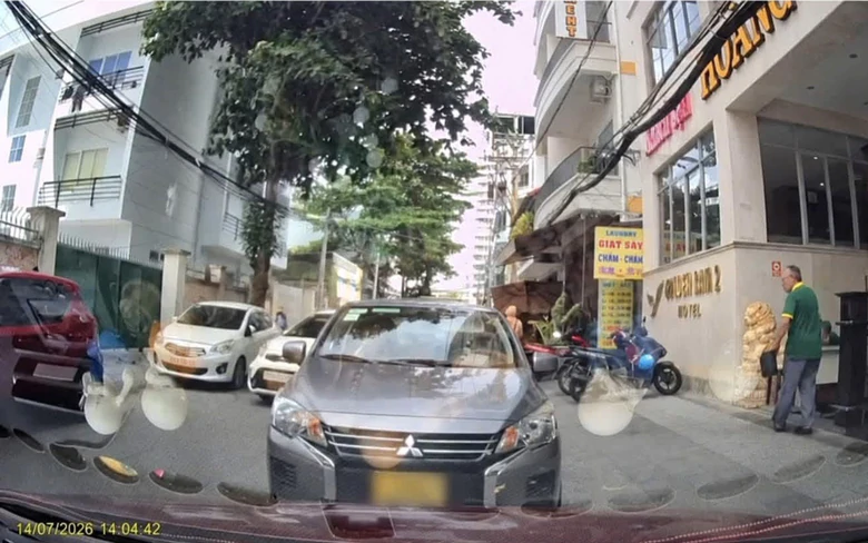 Khánh Hòa: Xử lý tài xế đỗ ô tô ngược chiều từ phản ánh qua VNeTraffic- Ảnh 2.