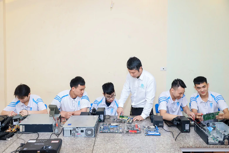 Giáo viên dạy thực hành nghề có thể được cấp chứng chỉ qua đánh giá trực tiếp - Ảnh 1.