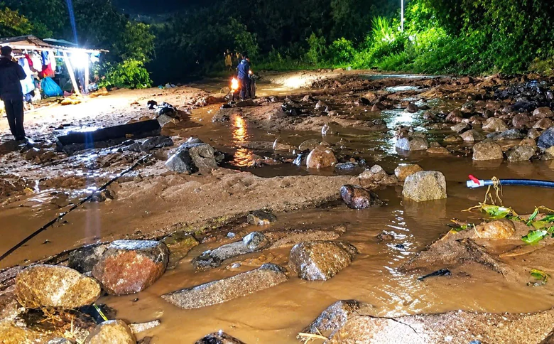 Lâm Đồng: Khơi thông đèo Đa Mi sau lũ cuốn, đất đá tràn xuống đường- Ảnh 1.